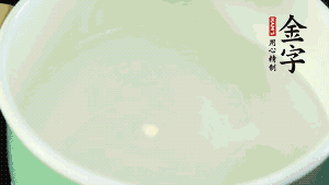 鍋中盛涼水，放入汆燙好的鴿子、火腿片、生姜片。
