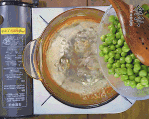豌豆粒焯水30秒，過涼水。