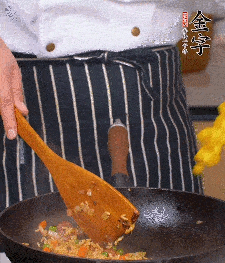加咖喱塊、少許鹽、白糖調味，炒至咖喱塊融化后，倒米飯，翻炒至每粒米飯都包裹上咖喱，再放黃椒、青椒粒，出鍋前加菠蘿粒和小蔥翻拌均勻。