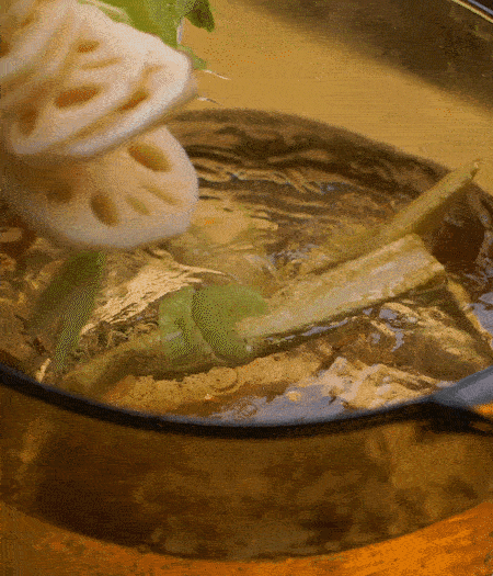 把玉米筍（對半切開）、西芹（切斜片）、蓮藕（切片），放入開水鍋內(nèi)，加點少許鹽、油，汆燙2分鐘。
