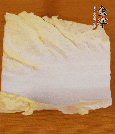 一片白菜一片淡火腿交替疊起，疊個兩三層放進鍋內(nèi)，直到塞滿鍋。