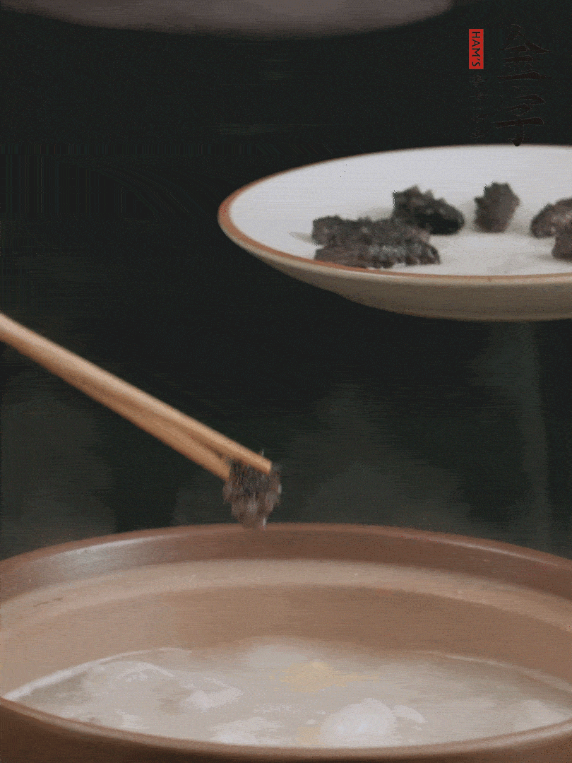 期間雞湯燉到80分鐘時，加小海參再燉10分鐘。