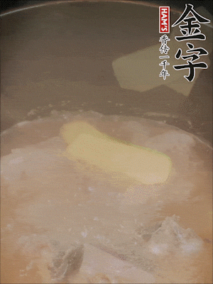 排骨洗凈，加生姜、黃酒焯水，溫水洗凈備用。