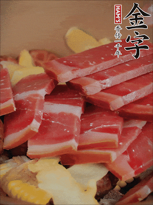 除鮑魚外的所有材料放進(jìn)鍋里，加清水、姜、黃酒，大火燒開，轉(zhuǎn)小火煲90分鐘。