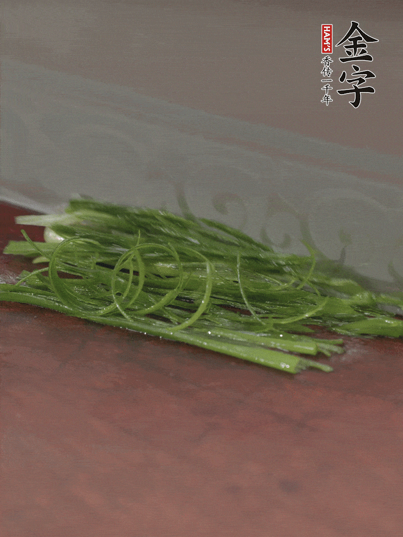 生姜切薄片，紅椒切細(xì)絲，小蔥蔥綠切細(xì)絲，泡入冰水中保持新鮮。