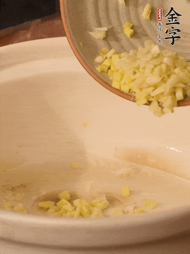 熱油下鍋，姜爆香。下冬瓜略微翻炒。