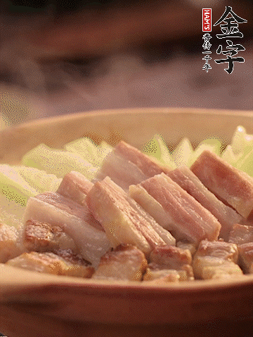 金字淡咸肉切條，焯水備用。