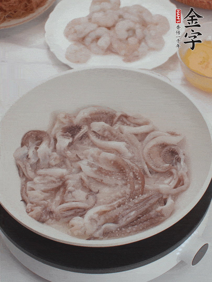 蝦仁、魷魚滑油，蛋液炒制半熟。