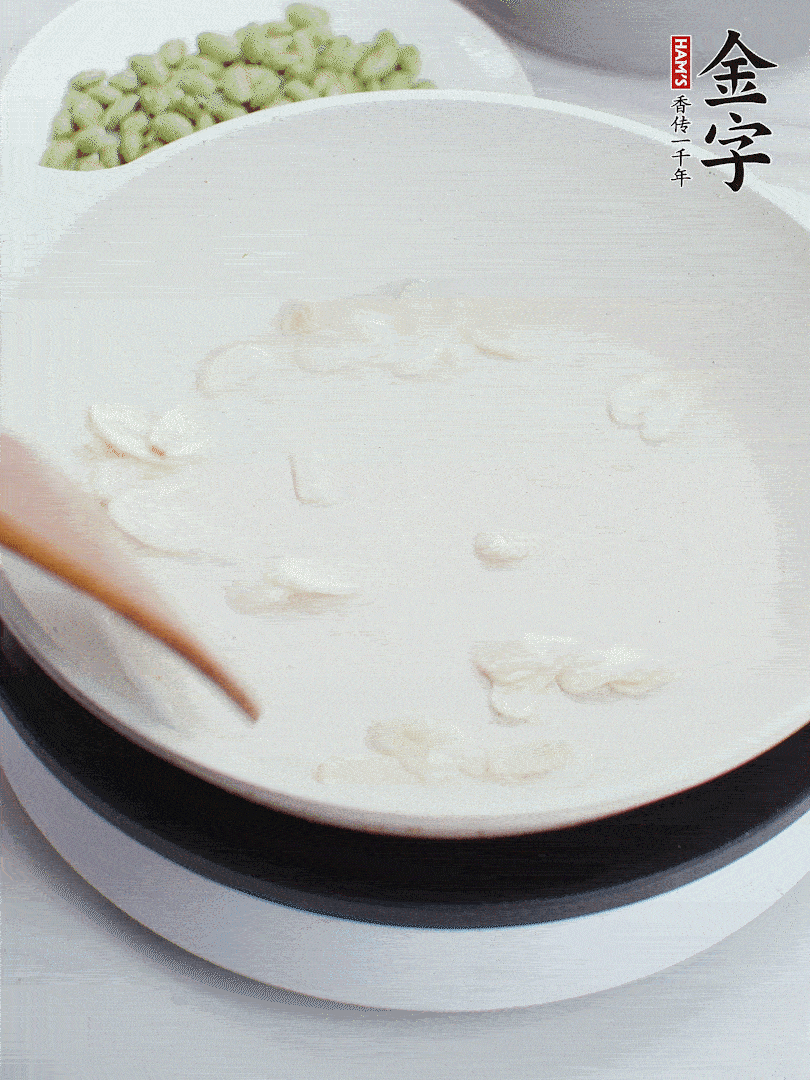 金字淡咸肉煮15分鐘，撈出切片。油5成熱時，蒜末、咸肉爆香。