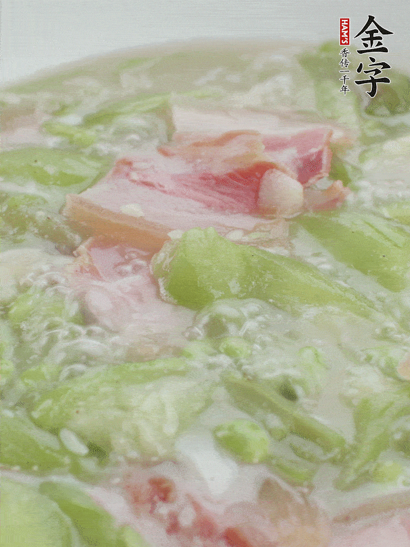 加一點熱水、白胡椒粉、雞精翻炒1分鐘。