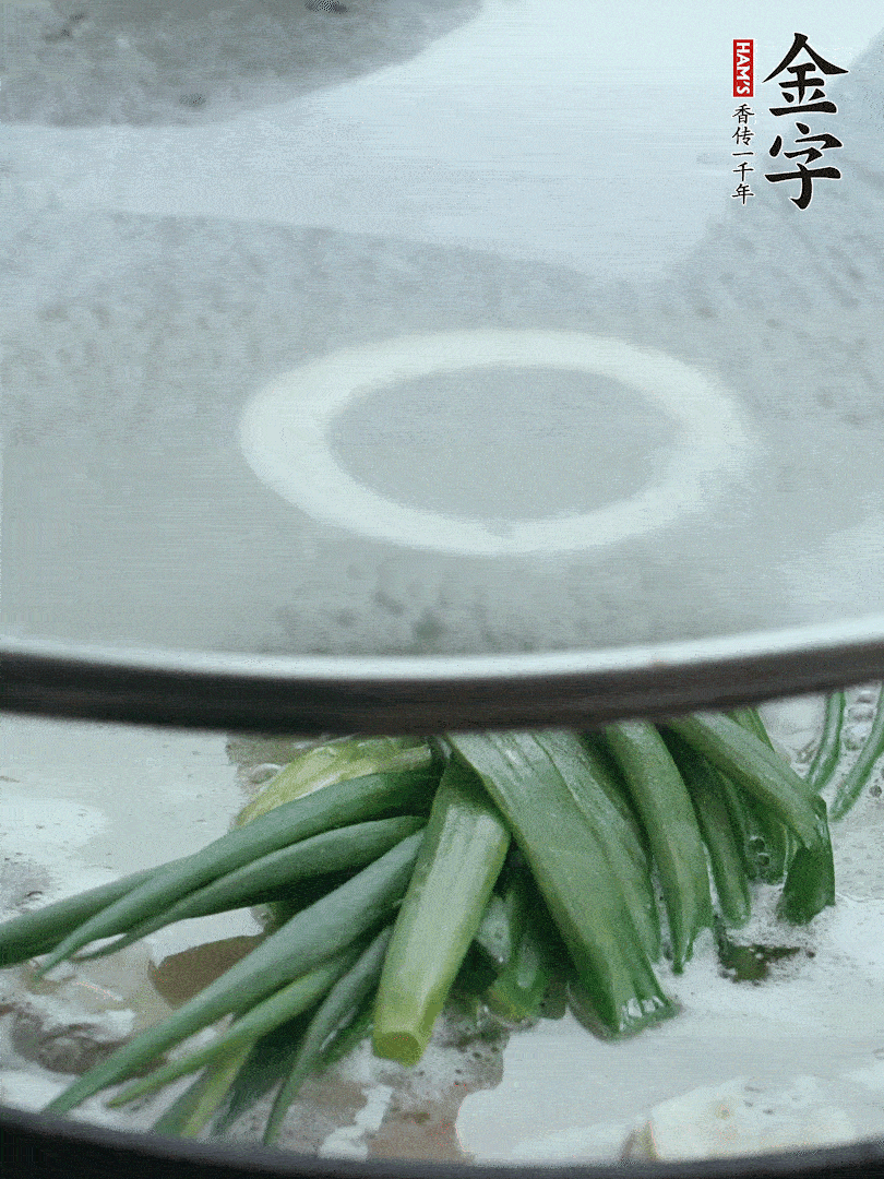 加蔥結去腥，大火開后中火燒20分鐘。