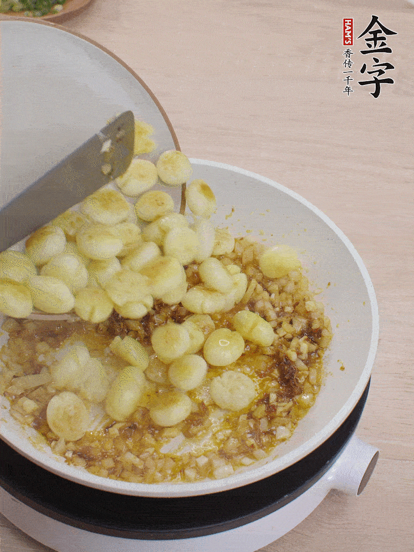 下小土豆翻炒均勻。