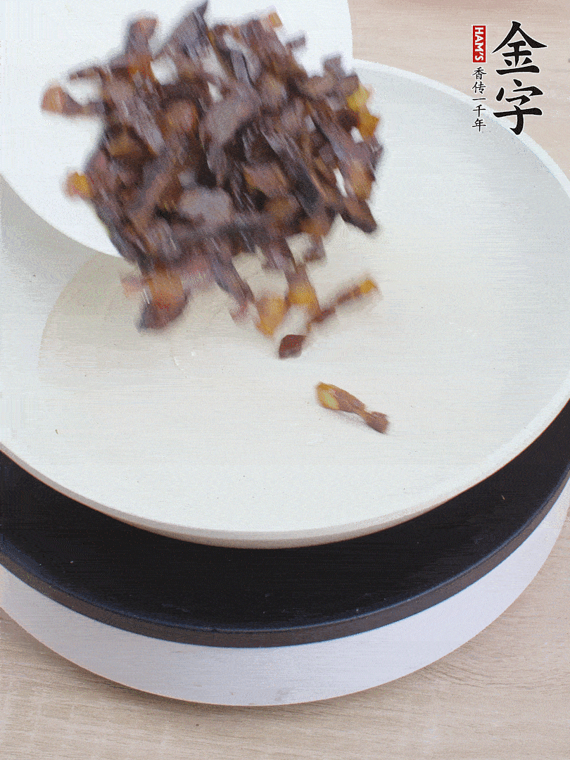 油熱倒醬油肉，編出香味。