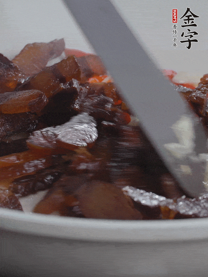 下醬油肉，煸出油脂。