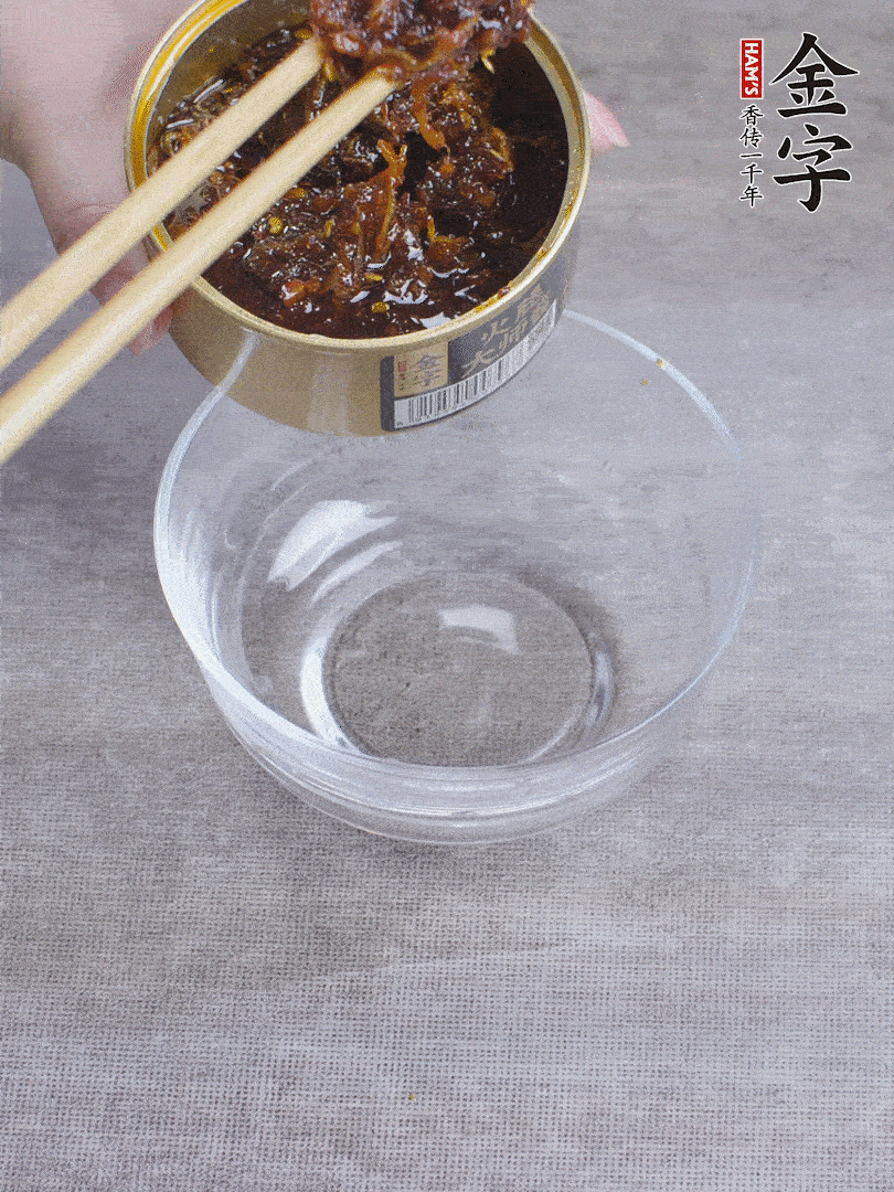 金字火腿大師醬2勺、醬油1勺、白砂糖1/2勺調(diào)勻。