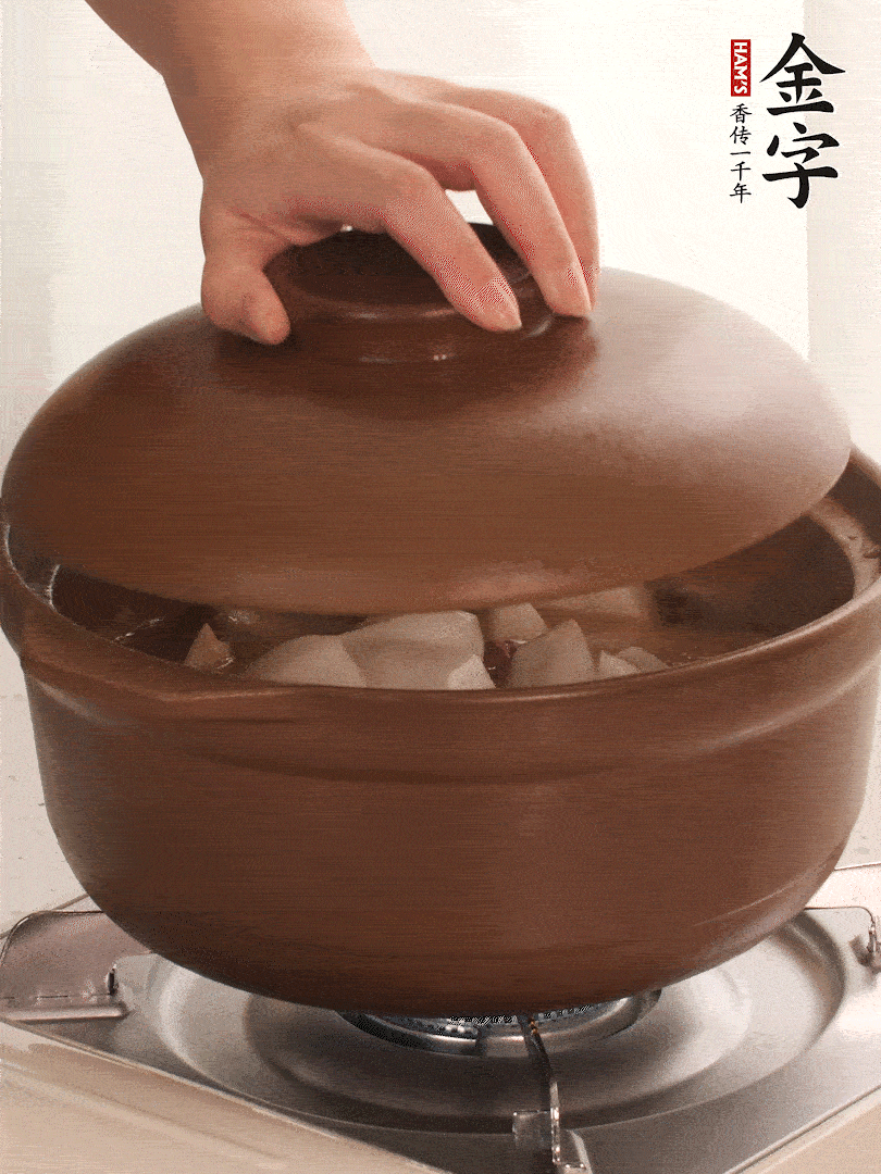 倒沒(méi)過(guò)食材的熱水，大火燒開(kāi)。蓋上蓋子轉(zhuǎn)中小火，燉15-20分鐘。等蘿卜煮到喜歡的軟爛度就可以關(guān)火。
