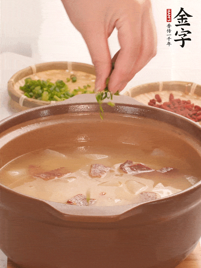 最后點(diǎn)綴點(diǎn)小蔥花、枸杞，增色提味。