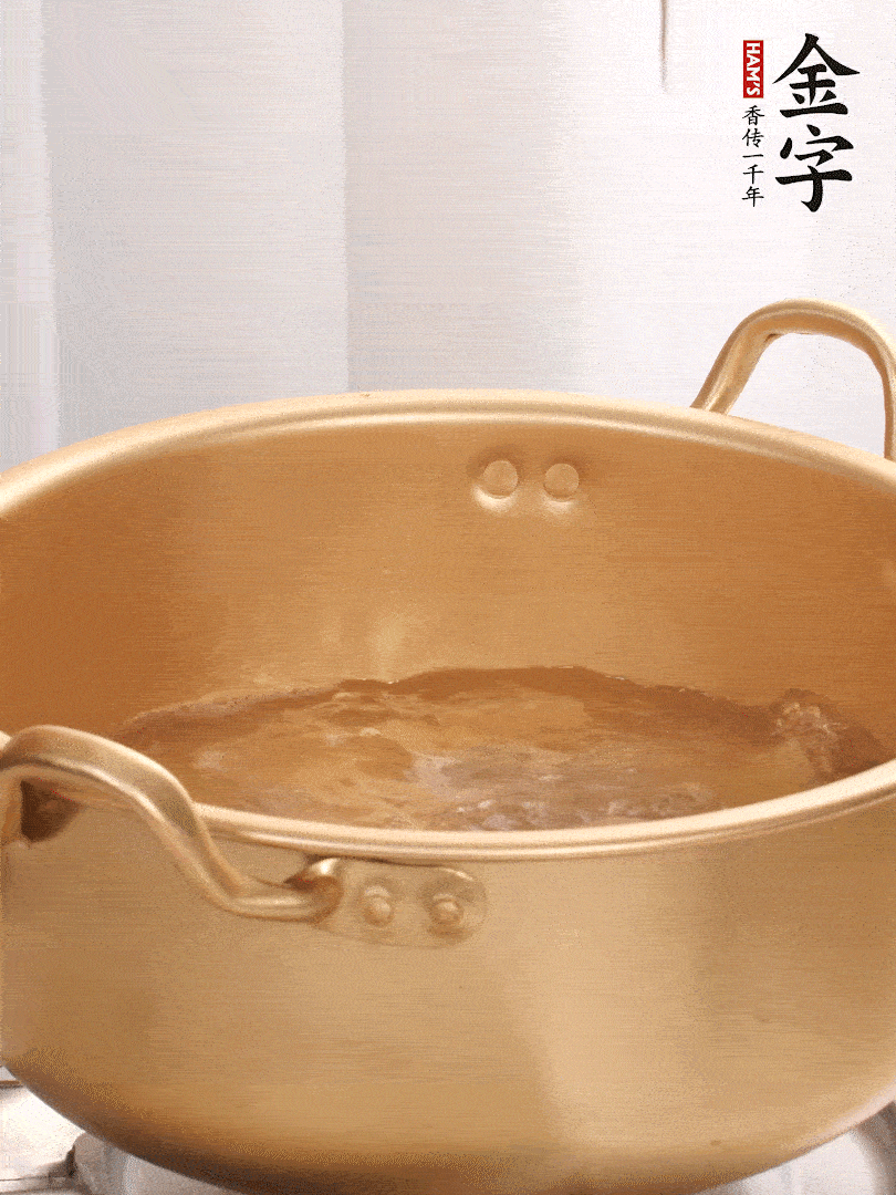 排骨加姜片、料酒，冷水下鍋焯水，撇去浮沫。