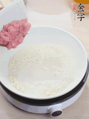 下火腿片、筍干均勻翻炒后，加2勺料酒、適量清水。