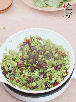 1勺生抽、1勺蠔油、1點(diǎn)點(diǎn)白糖調(diào)味。