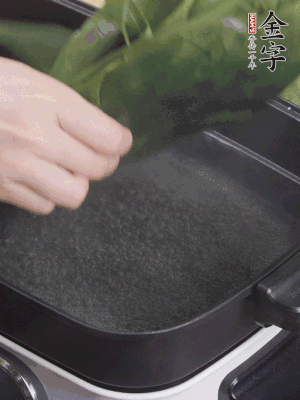 粽葉入沸水煮1分鐘，翻面再煮1分鐘，清洗干凈加水浸泡。