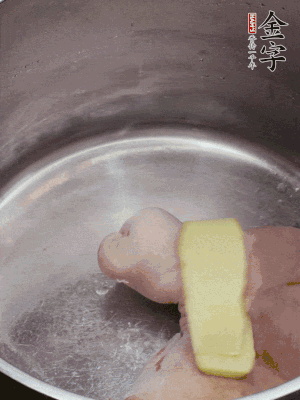 撈出洗凈后，加蔥姜、黃酒二遍焯水。