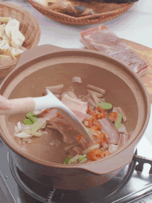 砂鍋中倒入油，放入姜片、蔥段、咸肉、海米炒出香味。