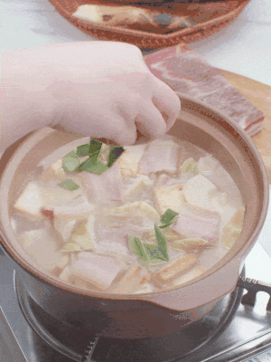 一小撮鹽、糖、雞精調(diào)味，最后撒點蒜葉點綴。