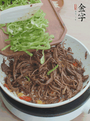 水分煸干，下青椒絲快炒1分鐘。