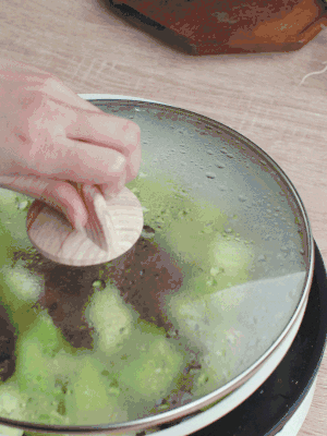 西葫蘆略出水時(shí)，加一小撮鹽調(diào)味。