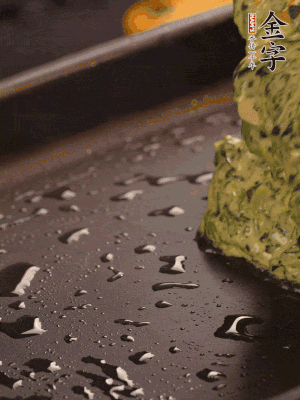 熱鍋擦一下油，下面糊攤平。