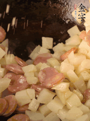 再放烤腸片煎熟。撒點鹽、孜然粉、辣椒面。