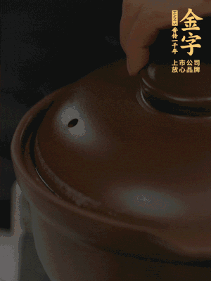 雞、火腿、姜片一起放入砂鍋中，大火轉(zhuǎn)小火燉2小時(shí)。