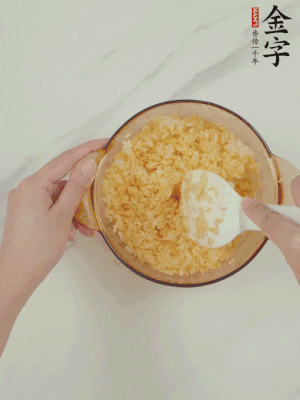 隔夜剩米飯加蛋黃攪拌均勻。