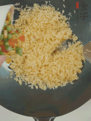 下豌豆粒、胡蘿卜粒、玉米粒。（買現(xiàn)成冷凍的雜菜即可，非常方便）