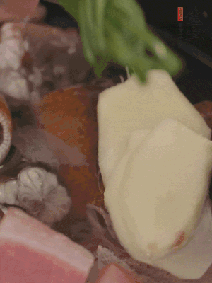 加姜片、蔥結(jié)、料酒。