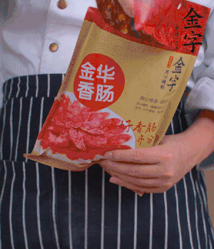 香腸切成斜片，小米辣切成斜片。