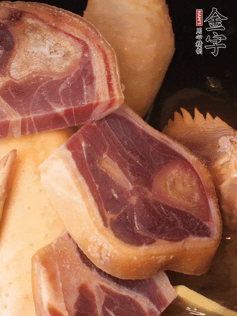 火踵、老母雞加蔥、姜、料酒、清水，大火燒開后轉(zhuǎn)小火，燉1小時