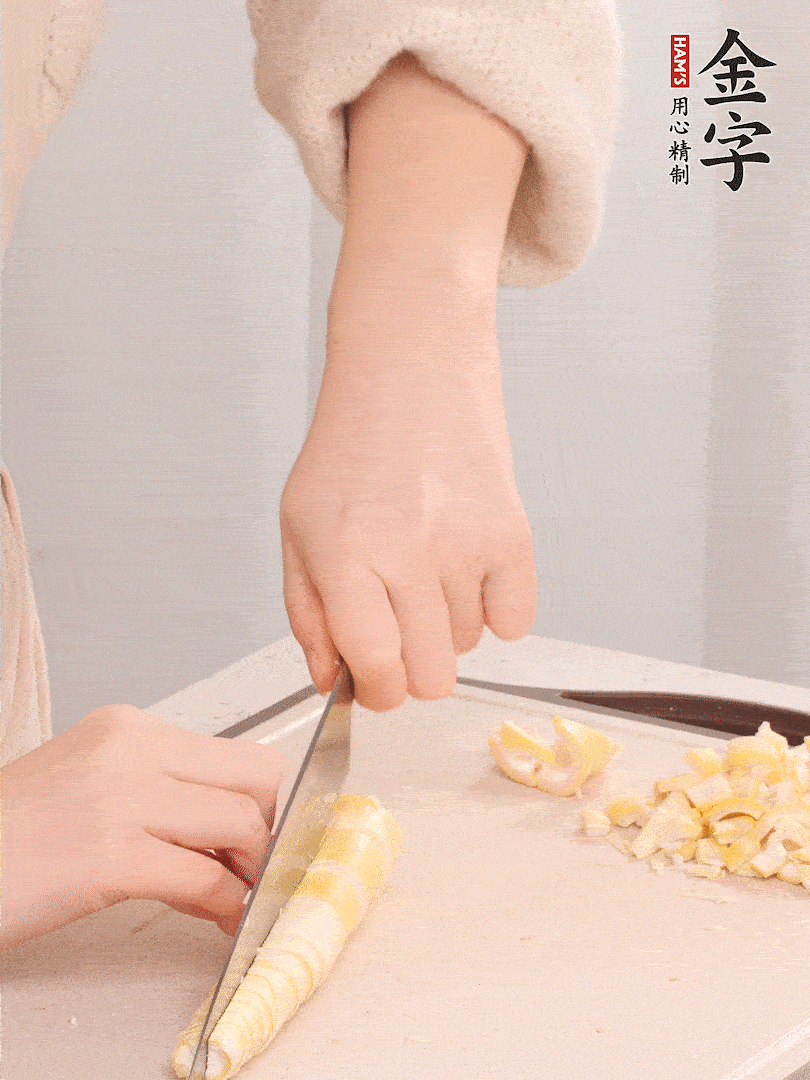 春筍去皮切小塊，焯水2分鐘左右