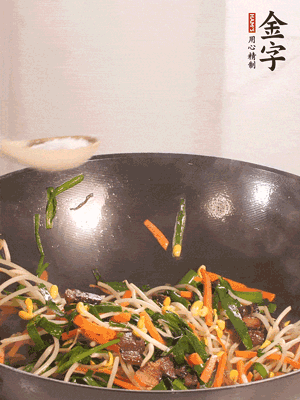 炒合菜：金字醬油肉、綠豆芽、韭菜