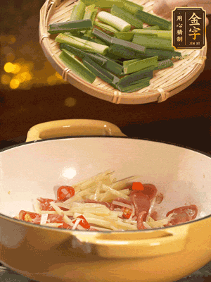 接著放蒜葉，來一點鹽，一點醬油調(diào)味翻勻