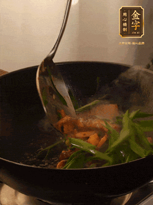 黃豆醬、鹽、糖調(diào)味，淋一圈花雕酒，蒜白先下，蒜葉后下