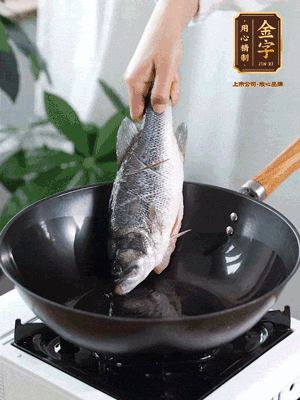 熱油，加1大勺豬油、姜片，再下鱸魚(yú)，煎至定型后翻面。（加點(diǎn)豬油，燉出的魚(yú)湯更容易變?yōu)榍逅哪贪咨?。?>
					</div>
					<span>步驟 3/6</span>
					<p>熱油，加1大勺豬油、姜片，再下鱸魚(yú)，煎至定型后翻面。（加點(diǎn)豬油，燉出的魚(yú)湯更容易變?yōu)榍逅哪贪咨?。?/p>
				</li><li>
					<div   id=