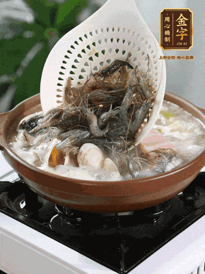 最后加一把蛤蜊、一把河蝦燜2分鐘，放一點(diǎn)白胡椒粉調(diào)味，撒上蔥花點(diǎn)綴！