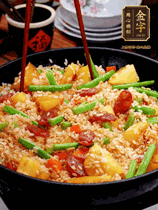 加水，沒過大部分食材。把瀝干水分的米飯均勻地鋪在上面，筷子戳幾個(gè)洞